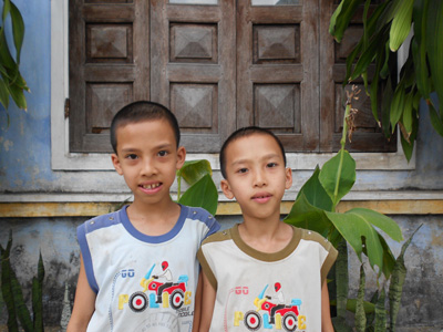 Khang and Truong are the 13 years old twins who are in 7th grade. Their parents got divorce 2 years ago so the mother has to take care of them. Khang also underwent Cardiac surgery when he was two. The mother is working as a local worker with a low income; that’s why it’s quite hard for her to cover all their living cost, especially school fees for her children. 